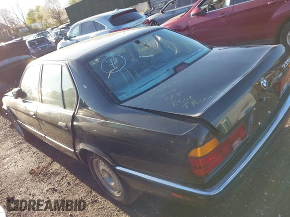 1988 BMW 7 Series z VIN WBAGB4318J3209844, wystawiony jako IAAI lot #42133230 z przebiegiem Nie podano mil oraz . Historia ofert i sprzedaży dostępna na DreamBid. Obrazek 3.