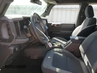 2021 Ford Bronco z VIN 1FMEE5BP9MLA70790, wystawiony jako Copart lot #61759644 z przebiegiem 2 741 mil mil oraz Szkoda całkowita • Salvage title. Historia ofert i sprzedaży dostępna na DreamBid. Obrazek 7.