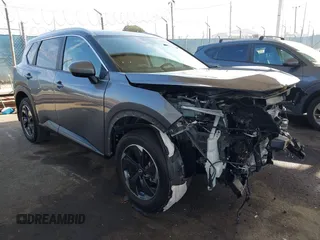 2024 Nissan Rogue SV z VIN JN8BT3BA6RW353039, wystawiony jako IAAI lot #42085805 z przebiegiem 13 162 mil mil oraz . Historia ofert i sprzedaży dostępna na DreamBid. Obrazek 1.