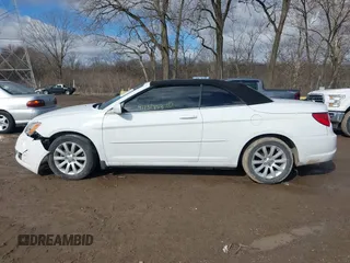 2013 Chrysler 200 Touring z VIN 1C3BCBEGXDN766008, wystawiony jako IAAI lot #41732853 z przebiegiem 139 724 mil mil oraz . Historia ofert i sprzedaży dostępna na DreamBid. Obrazek 14.