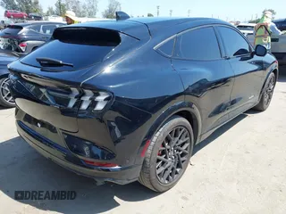2023 Ford Mustang Mach-E GT z VIN 3FMTK4SX5PMA06095, wystawiony jako IAAI lot #42203596 z przebiegiem 27 664 mil mil oraz . Historia ofert i sprzedaży dostępna na DreamBid. Obrazek 4.