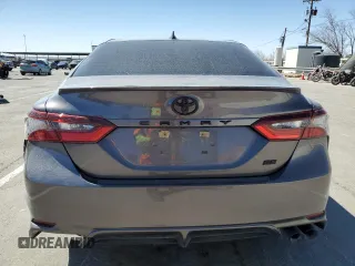 2022 Toyota Camry SE z VIN 4T1G11AK3NU657890, wystawiony jako Copart lot #49311565 z przebiegiem 61 017 mil mil oraz Szkoda całkowita • Salvage title. Historia ofert i sprzedaży dostępna na DreamBid. Obrazek 6.