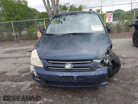 2006 Kia Sedona LX with VIN KNDMB233266102922, listed as a IAAI auction lot 41992959 with 283,531 mi miles. Bid and sale history available at carsss.com. Image 12.