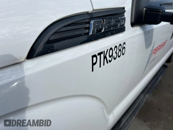 2015 Ford F-250 Lariat z VIN 1FT7W2B61FEB96343, wystawiony jako IAAI lot #42260239 z przebiegiem 171 392 mil mil oraz . Historia ofert i sprzedaży dostępna na DreamBid. Obrazek 18.