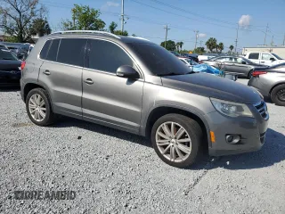 2011 Volkswagen Tiguan S z VIN WVGAV7AX7BW525689, wystawiony jako Copart lot #52762065 z przebiegiem 195 109 mil mil oraz Czysty tytuł • Clean title. Historia ofert i sprzedaży dostępna na DreamBid. Obrazek 4.