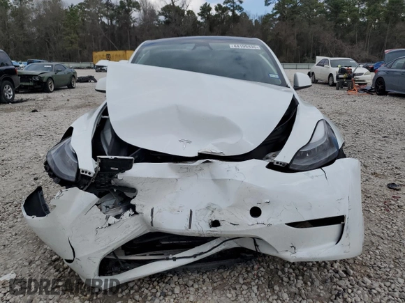 2024 Tesla Model Y Long Range with VIN 7SAYGDEE1RA234401, listed as a Copart auction lot 44199495 with 17,900 mi miles and Clean Title. Bid and sale history available at DreamBid. Image 5.