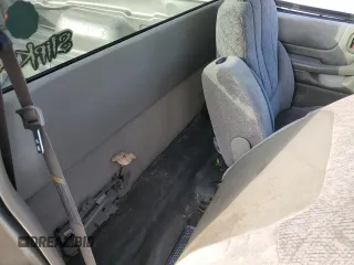 1998 GMC Sonoma z VIN 1GTCS1444WK508883, wystawiony jako Copart lot #76282634 z przebiegiem 87 110 mil mil oraz Szkoda całkowita • Salvage title. Historia ofert i sprzedaży dostępna na DreamBid. Obrazek 10.