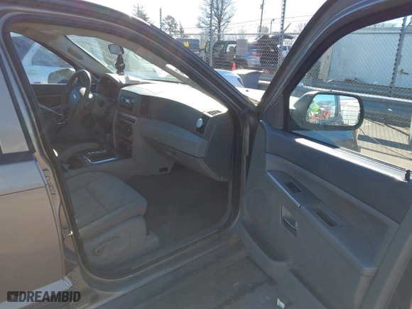 2006 Jeep Grand Cherokee Laredo with VIN 1J4GS48KX6C193586, listed as a IAAI auction lot 41260951 with 215,429 mi miles. Bid and sale history available at carsss.com. Image 5.