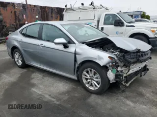 2025 Toyota Camry LE z VIN 4T1DAACK0SU073104, wystawiony jako Copart lot #51095855 z przebiegiem 10 976 mil mil oraz Szkoda całkowita • Salvage title. Historia ofert i sprzedaży dostępna na DreamBid. Obrazek 4.