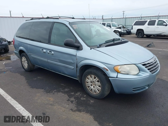 2005 Chrysler Town & Country LX with VIN 2C4GP44R85R192517, listed as a IAAI auction lot 41833718 with 223,663 mi miles. Bid and sale history available at carsss.com. Image 1.
