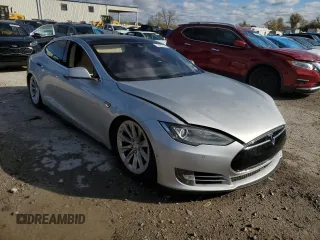 2015 Tesla Model S 85D with VIN 5YJSA1H2XFFP73196, listed as a Copart auction lot 75903524 with Not Provided miles and Salvage Title. Bid and sale history available at carsss.com. Image 4.