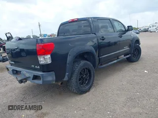 2013 Toyota Tundra z VIN 5TFDW5F13DX302067, wystawiony jako IAAI lot #42461336 z przebiegiem 124 876 mil mil oraz . Historia ofert i sprzedaży dostępna na DreamBid. Obrazek 4.