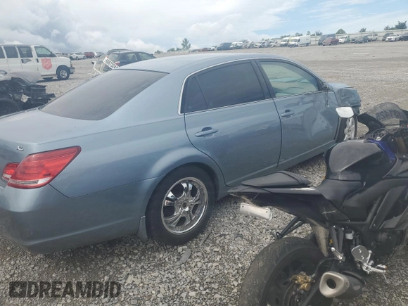 2006 Toyota Avalon XL z VIN 4T1BK36B96U137772, wystawiony jako Copart lot #61153324 z przebiegiem 1 111 mil mil oraz Szkoda całkowita • Salvage title. Historia ofert i sprzedaży dostępna na DreamBid. Obrazek 3.