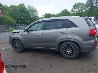 2014 Kia Sorento SX z VIN 5XYKWDA70EG478463, wystawiony jako IAAI lot #42251435 z przebiegiem 102 638 mil mil oraz . Historia ofert i sprzedaży dostępna na DreamBid. Obrazek 14.