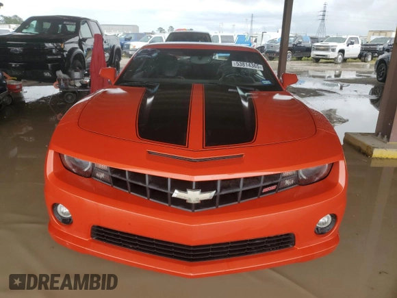 2010 Chevrolet Camaro 2SS z VIN 2G1FK1EJ9A9162009, wystawiony jako Copart lot #53814365 z przebiegiem 201 200 mil mil oraz Szkody całkowita. Historia ofert i sprzedaży dostępna na DreamBid. Obrazek 5.