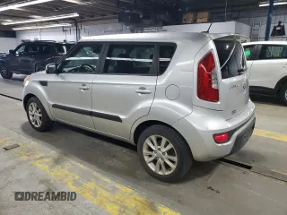 2013 Kia Soul + z VIN KNDJT2A65D7564122, wystawiony jako Copart lot #55811785 z przebiegiem 89 887 mil mil oraz Szkoda całkowita • Salvage title. Historia ofert i sprzedaży dostępna na DreamBid. Obrazek 2.