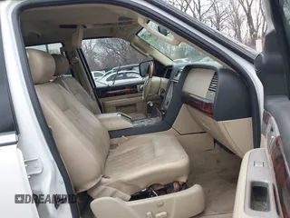 2006 Lincoln Navigator Luxury with VIN 5LMFU285X6LJ21094, listed as a IAAI auction lot 41806373 with 307,588 mi miles. Bid and sale history available at carsss.com. Image 5.