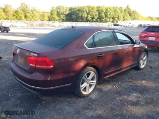 2013 Volkswagen Passat TDI SEL Premium with VIN 1VWCN7A33DC031549, listed as a IAAI auction lot 40313029 with 104,184 mi miles. Bid and sale history available at carsss.com. Image 4.
