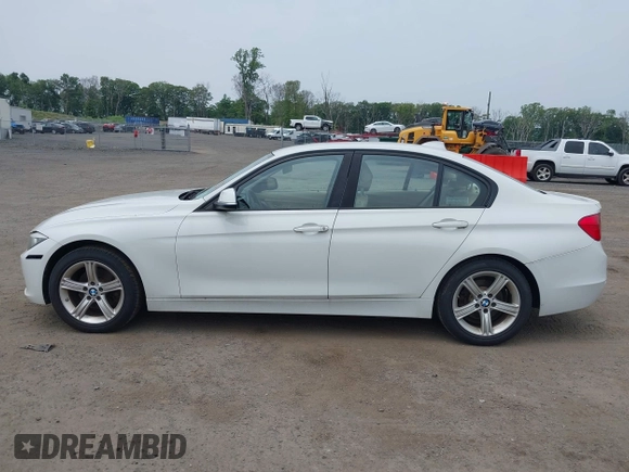 2015 BMW 3 Series 328i xDrive с VIN WBA3B5G55FNS17395, выставлен на аукционе IAAI как лот 42511002 с пробегом 228 228 миль миль и . История ставок и продаж доступна на DreamBid. Изображение 14.