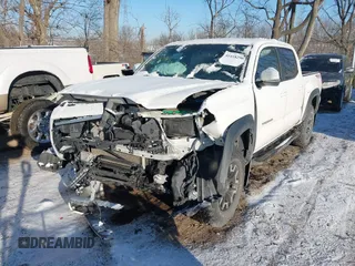 2016 Toyota Tacoma SR with VIN 3TMCZ5AN1GM033770, listed as a IAAI auction lot 41418290 with 122,000 mi miles. Bid and sale history available at carsss.com. Image 2.