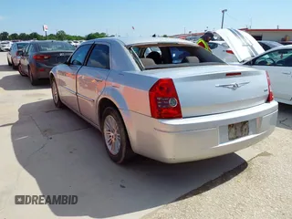 2008 Chrysler 300 LX z VIN 2C3LA43R68H106864, wystawiony jako IAAI lot #42044794 z przebiegiem 226 705 mil mil oraz . Historia ofert i sprzedaży dostępna na DreamBid. Obrazek 3.