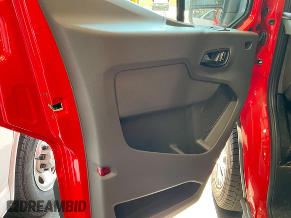 2023 Ford Transit Cargo z VIN 1FTYE1Y86PKB55395, wystawiony jako IAAI lot #42860285 z przebiegiem 306 mil mil oraz . Historia ofert i sprzedaży dostępna na DreamBid. Obrazek 18.