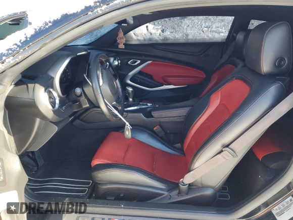 2017 Chevrolet Camaro 2LT z VIN 1G1FD1RS4H0103516, wystawiony jako Copart lot #88882215 z przebiegiem 57 886 mil mil oraz Szkoda całkowita • Salvage title. Historia ofert i sprzedaży dostępna na DreamBid. Obrazek 7.
