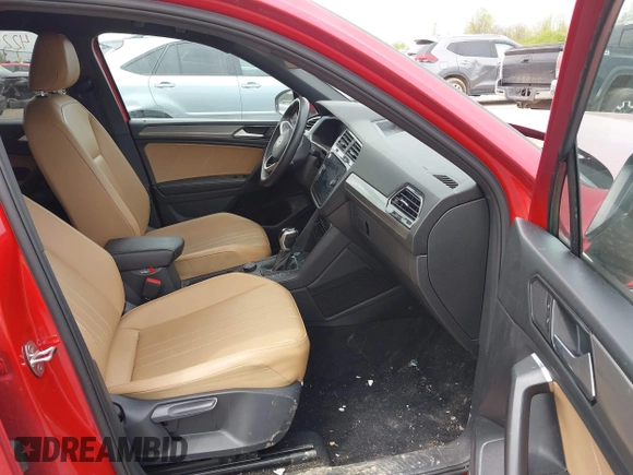 2022 Volkswagen Tiguan SE z VIN 3VV2B7AX9NM129948, wystawiony jako IAAI lot #42247719 z przebiegiem 59 501 mil mil oraz . Historia ofert i sprzedaży dostępna na DreamBid. Obrazek 5.