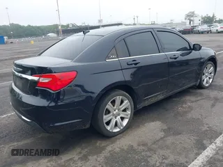 2012 Chrysler 200 Touring z VIN 1C3CCBBB0CN267715, wystawiony jako IAAI lot #42521231 z przebiegiem 137 950 mil mil oraz . Historia ofert i sprzedaży dostępna na DreamBid. Obrazek 4.