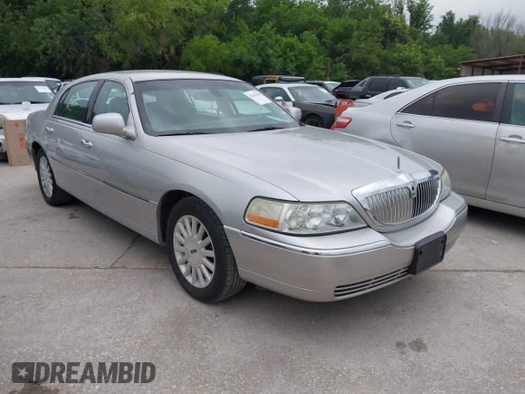 2003 Lincoln Town Car Signature z VIN 1LNHM82W13Y640985, wystawiony jako IAAI lot #42294241 z przebiegiem 230 556 mil mil oraz . Historia ofert i sprzedaży dostępna na DreamBid. Obrazek 1.