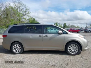 2015 Toyota Sienna XLE z VIN 5TDYK3DC6FS632493, wystawiony jako IAAI lot #42176411 z przebiegiem 172 929 mil mil oraz . Historia ofert i sprzedaży dostępna na DreamBid. Obrazek 14.