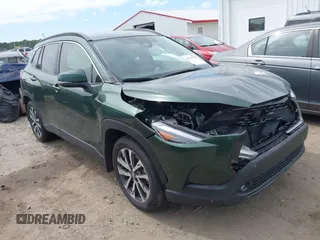 2023 Toyota Corolla Cross XLE z VIN 7MUEAAAG9PV053569, wystawiony jako IAAI lot #42319709 z przebiegiem 71 105 mil mil oraz . Historia ofert i sprzedaży dostępna na DreamBid. Obrazek 1.