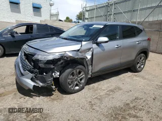 2021 Kia Seltos LX z VIN KNDEPCAA0M7137334, wystawiony jako Copart lot #53896655 z przebiegiem 49 763 mil mil oraz Szkoda całkowita • Salvage title. Historia ofert i sprzedaży dostępna na DreamBid. Obrazek 1.