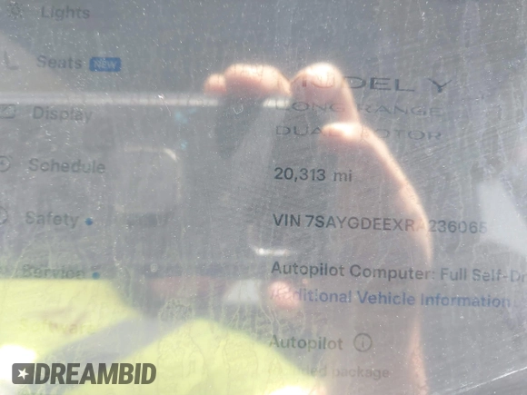 2024 Tesla Model Y Long Range z VIN 7SAYGDEEXRA236065, wystawiony jako IAAI lot #41834658 z przebiegiem 20 313 mil mil oraz . Historia ofert i sprzedaży dostępna na DreamBid. Obrazek 7.