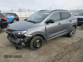 2022 Buick Encore GX Essence z VIN KL4MMGSL4NB041307, wystawiony jako Copart lot #53014545 z przebiegiem 79 359 mil mil oraz Szkoda całkowita • Salvage title. Historia ofert i sprzedaży dostępna na DreamBid. Obrazek 1.
