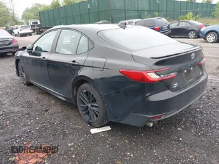 2025 Toyota Camry LE z VIN 4T1DBADK7SU513802, wystawiony jako IAAI lot #42259217 z przebiegiem 27 379 mil mil oraz . Historia ofert i sprzedaży dostępna na DreamBid. Obrazek 3.