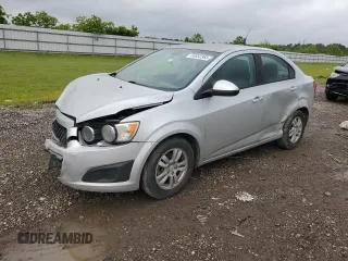 2012 Chevrolet Sonic LS z VIN 1G1JA5SH6C4164795, wystawiony jako Copart lot #55952365 z przebiegiem 119 966 mil mil oraz Szkoda całkowita • Salvage title. Historia ofert i sprzedaży dostępna na DreamBid. Obrazek 1.
