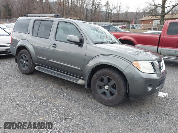 2008 Nissan Pathfinder S z VIN 5N1AR18B48C650137, wystawiony jako IAAI lot #41467663 z przebiegiem 300 846 mil mil oraz . Historia ofert i sprzedaży dostępna na DreamBid. Obrazek 1.