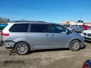 2012 Toyota Sienna XLE AAS z VIN 5TDYK3DC7CS277944, wystawiony jako IAAI lot #41311855 z przebiegiem 224 239 mil mil oraz . Historia ofert i sprzedaży dostępna na DreamBid. Obrazek 14.