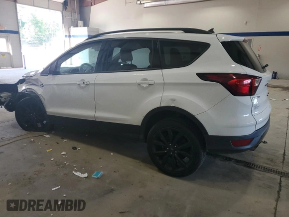 2019 Ford Escape SE z VIN 1FMCU9GD3KUA68315, wystawiony jako Copart lot #56362675 z przebiegiem 158 657 mil mil oraz Czysty tytuł • Clean title. Historia ofert i sprzedaży dostępna na DreamBid. Obrazek 2.