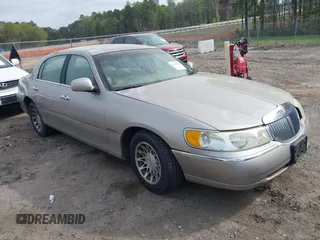 2001 Lincoln Town Car Signature z VIN 1LNHM82W21Y684197, wystawiony jako IAAI lot #41944429 z przebiegiem 159 297 mil mil oraz . Historia ofert i sprzedaży dostępna na DreamBid. Obrazek 1.