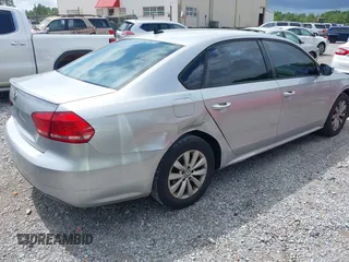 2013 Volkswagen Passat Wolfsburg Edition z VIN 1VWAH7A38DC146887, wystawiony jako IAAI lot #42380916 z przebiegiem 169 608 mil mil oraz . Historia ofert i sprzedaży dostępna na DreamBid. Obrazek 4.
