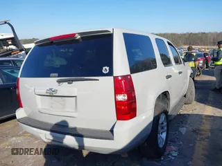 2009 Chevrolet Tahoe Police z VIN 1GNEC03009R163269, wystawiony jako IAAI lot #41500347 z przebiegiem 174 609 mil mil oraz . Historia ofert i sprzedaży dostępna na DreamBid. Obrazek 4.