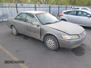1998 Toyota Camry LE z VIN JT2BG22K8W0144508, wystawiony jako IAAI lot #42083963 z przebiegiem 222 776 mil mil oraz . Historia ofert i sprzedaży dostępna na DreamBid. Obrazek 1.