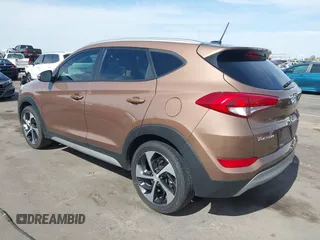 2017 Hyundai Tucson Value z VIN KM8J33A21HU495872, wystawiony jako IAAI lot #42235210 z przebiegiem 158 185 mil mil oraz . Historia ofert i sprzedaży dostępna na DreamBid. Obrazek 3.