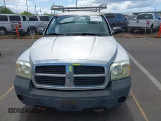 2005 Dodge Dakota ST z VIN 1D7HW28N25S139898, wystawiony jako IAAI lot #42358982 z przebiegiem 81 139 mil mil oraz . Historia ofert i sprzedaży dostępna na DreamBid. Obrazek 6.