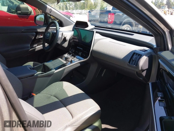 2024 Toyota bZ4X XLE z VIN JTMABACA5RA070254, wystawiony jako IAAI lot #42427736 z przebiegiem 5 718 mil mil oraz . Historia ofert i sprzedaży dostępna na DreamBid. Obrazek 5.