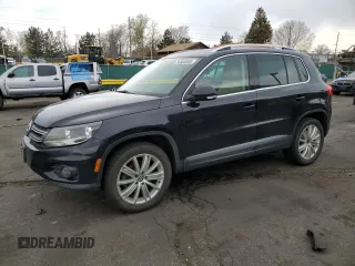 2012 Volkswagen Tiguan S z VIN WVGBV7AX5CW588571, wystawiony jako Copart lot #54565385 z przebiegiem 129 137 mil mil oraz Szkody całkowita. Historia ofert i sprzedaży dostępna na DreamBid. Obrazek 1.