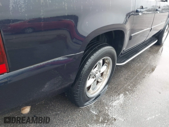 2007 Chevrolet Suburban LT with VIN 1GNFC16067R276582, listed as a IAAI auction lot 41494768 with 300,791 mi miles and . Bid and sale history available at DreamBid. Image 6.