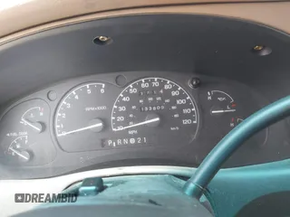 1998 Ford Explorer XLT z VIN 1FMZU32E1WUC16667, wystawiony jako IAAI lot #41935780 z przebiegiem 133 809 mil mil oraz . Historia ofert i sprzedaży dostępna na DreamBid. Obrazek 7.